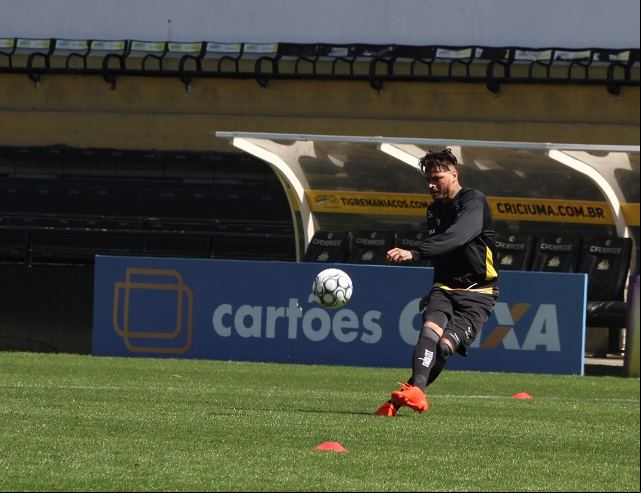 Mazola lembrou que Fábio Ferreira jogava como volante no inicio da carreira / Foto: Daniel Búrigo / Arquivo / A Tribuna