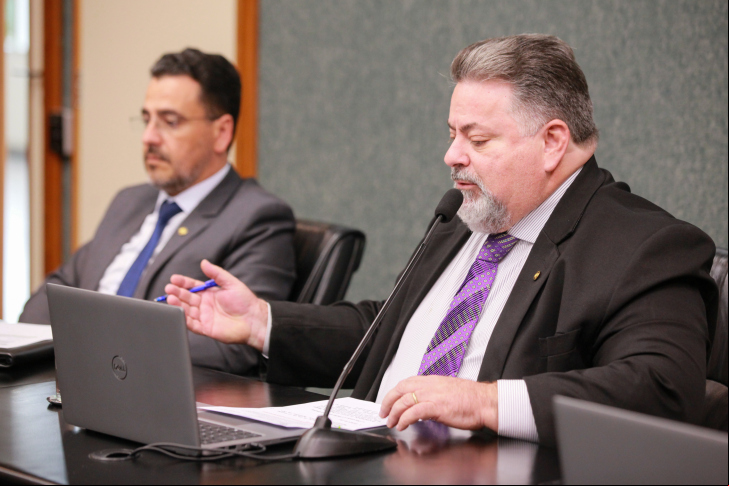 Deputado Sergio Motta (direita) preside Comissão na Alesc (Foto: Vicente Schmitt / Agência AL)